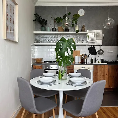 Point Apartment *