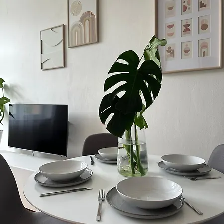 Point Apartment *