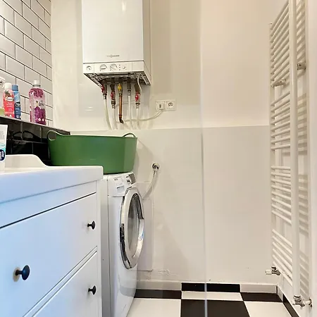 Point Apartment *